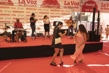 Momento para el baile en la Plaza Pablo Cazard.