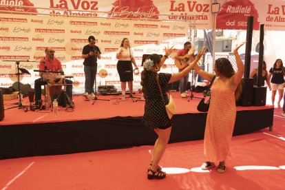 Momento para el baile en la Plaza Pablo Cazard.