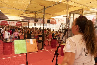 Noches de Candela ofrece un gran repertorio de canciones en el ambigú de La Voz de Almería.