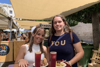 María Gabriela Álvarez y Meritxell, juntas en una mesa de \'La Marimorena\'.