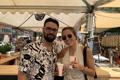 Clara Hernández y Pablo Gutiérrez, alzando la bebida.