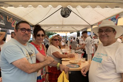 Antonio Hernández, Juan Antonio Viajes, Vicky Boixo y Juani Pérez, en la barra de \'La Marimorena\'.