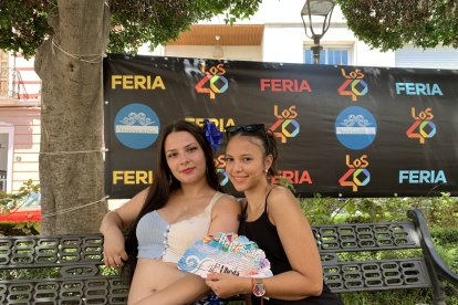 Fátima Kamali y Bianca Román, sentadas en un banco para descansar del baile.