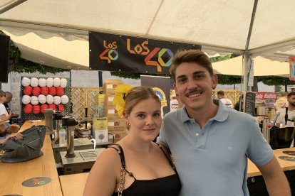 María del Mar Rodríguez y Borja Antonio González, en la barra del ambigú de la Plaza Virgen del Mar.