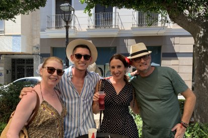 Amalia Vela, Pedro Muñoz, Alejandra Vargas y José Antonio Muñoz, en uno de los barriles más disputados del ambigú \'La Marimorena\'.