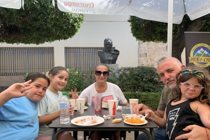 Sonia Amador y Cayetano del Reche, junto a sus hijos.