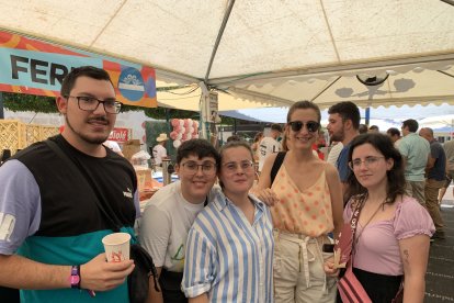 Alberto Moreno, Andrea Ruiz, Sagrario Corral, Carmen Moya y María Jesús Vargas, dispuestos a disfrutar con amigos.