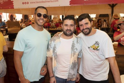 Sergio Aragón, Javitop y José Alcaraz, trabajadores del Santa Clara, disfrutando del mediodía en el ambigú de LA VOZ.