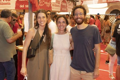 Ceren Ates, recién llegada de San Francisco, visita en Almería a su antiguo compañero de la Universidad de Georgetown, Kaan Inan, coincidiendo en el ambigú de La Voz con Eva Martínez Orbegozo, que vino desde Boston