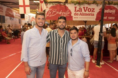 Desde un lugar de La Mancha, cuyo nombre es Albacete, vinieron este lunes a disfrutar del mediodía con LA VOZ estos tres jóvenes: Santi, Julio y Juan.