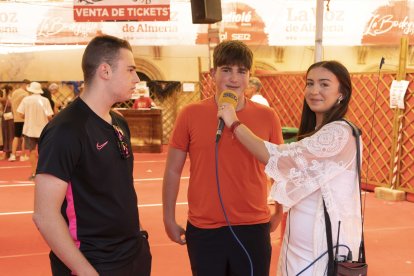 Helena Sánchez micrófono en mano entrevistando a los que pasan a vernos