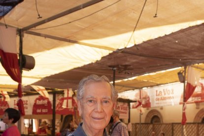 José Cruz con su ejemplar de La Voz de Almería.