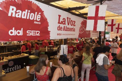 Almerienses y turistas disfrutan de la Feria del Mediodía en la Plaza Pablo Cazard.