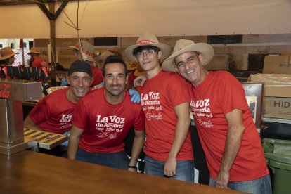 Pese a las intensas horas de trabajo y el calor de la plancha a sus espaldas, estos camareros siempre se muestran alegres ante los clientes.