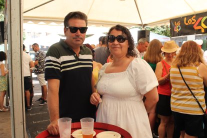Adrián Soler y Mari Carmen Rabadan, en uno de los barriles de la Plaza Viren del Mar.