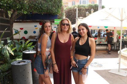 Martina Clemente, María Bermejo y Ángela Hernández, en la Plaza Virgen del Mar.