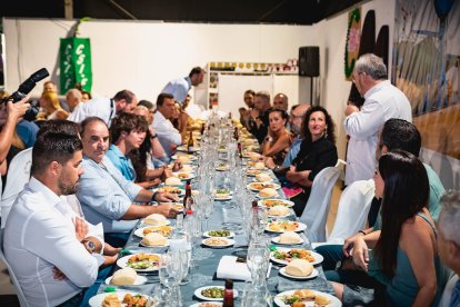 Juan Fernández Cabezas quiso tener unas palabras muy especiales hacia la alcaldesa en funciones, María del Mar Vázquez, que estuvo también presente, junto a su equipo, en la caseta del CSIF.