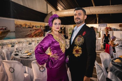Curro Ruiz, diseñador de moda flamenco, y Delia Martínez no quisieron perderse una cena especial.