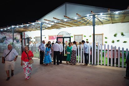 Ambiente a la puerta de la caseta El Trinquete - Los Cabales.