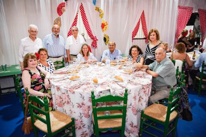 Juan Benavides, Consuelo López, Mariano Bonilla, Montse Duque, Francisco Lupión, Carmen Fernández, Vicente Yeste, Maru Muñoz, Manolo Cara y Lolita Fernández