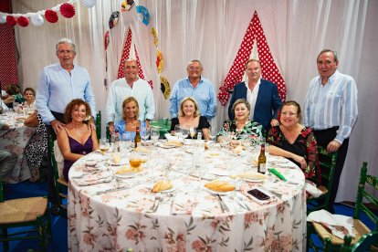 Domingo Piquer, Gerardo Ordiales, Ascensión De Aynat, María Victoria Carmona, Santiago Martín, pilar Sancho, Mari Carmen Roldán, Jali Rodríguez y Juan Muñoz y Paco Martínez