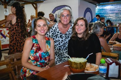 María Teresa, Maria y Teresa disfrutaron la noche en El Rincón Cubano.