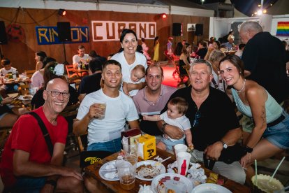Salvador padre, Salvador hijo, Francisco, Natalia, Eva y los pequeños Hugo y Pablo.