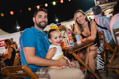 José Manuel y Juani junto a la pequeña Alba.