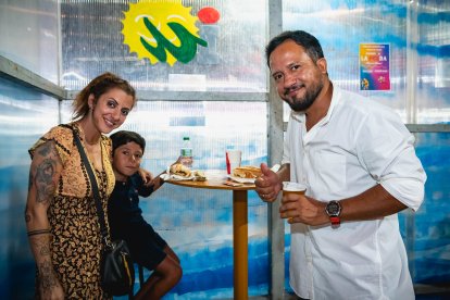 Carmen Ramos y Eddy Peña pasaron una velada maravillosa junto a su hijo.
