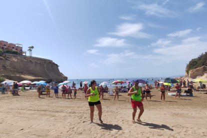 La académia de baile \'Levántate y Baila\' levanta la playa de San Juan de los Terreros.