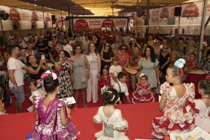 El Concurso de Trajes de Flamenca reunió a numerosas familias en la Plaza Pablo Cazard.