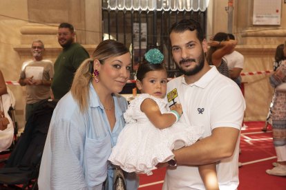 Alba y Antonio posan con la pequeña Alejandra.