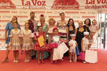 Foto de familia con los premiados y el jurado del Concurso de Trajes de Flamenca de La Voz de Almería.