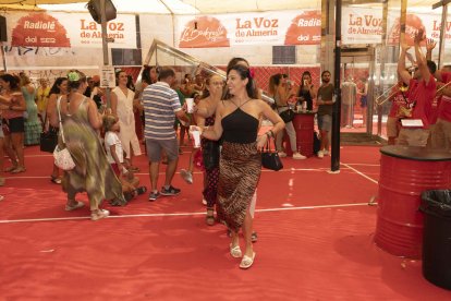 A ritmo de conga han bailado los grandes éxitos de la Charanga