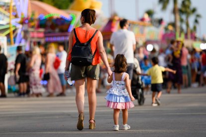 Padres e hijos tienen ya como tradición acudir los miércoles a la feria.
