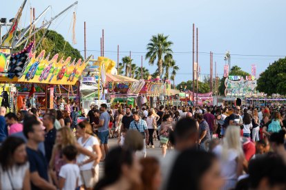 Una gran multitud de personas se encontraban en la zona infantil.