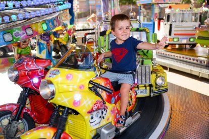 El pequeño Aner saludando a sus padres desde la atracción.