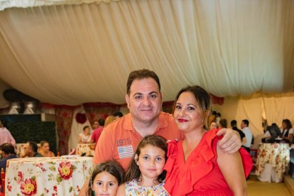 Inés de la Rosa, Sergio López con las pequeñas Valentina y María