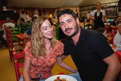 Anabel, coordinadora de novias en Trece petunias, y Miguel.