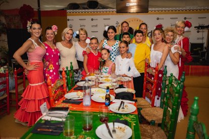 El grupo de sevillanas de la Escuela de Baile Ana Soriano, en El Zapillo, celebró una cena en la caseta de La Pita.