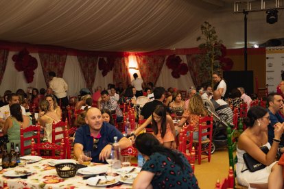La lluvia no detuvo a los almerienses que acudieron a cenar a La Pita. 