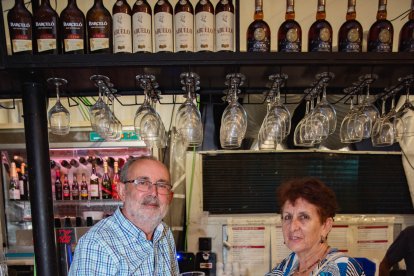 Pepe y Mari, en la barra de La Pita. 