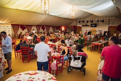 Buen ambiente y mejor comida en la caseta de La Pita. 