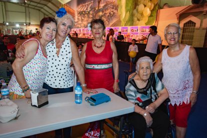 Isabel, Mari Loli, Paqui, Antonia y Manuela disfrutaron de una gran noche entre amigas.