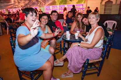 Eva, Iván, Antonia, Lucía, Eva y Juan en la Caseta Municipal.