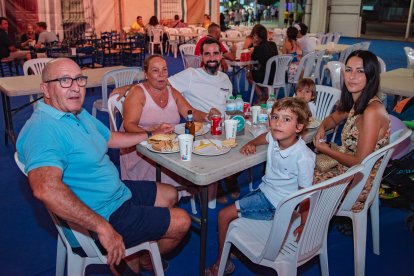 La familia Dioni-Miralles disfrutó de una velada muy agradable.