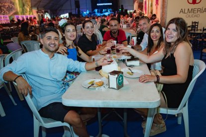 Leonardo, Laura, Miriam, Oyvind, Alberto, Cristina y Larissa se reunieron en Almería tras mucho tiempo separados.