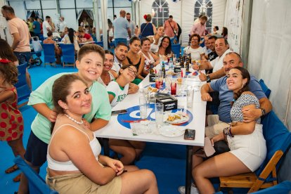 Las familias López y Gómez se reunieron en El Cañillo en una noche muy especial.