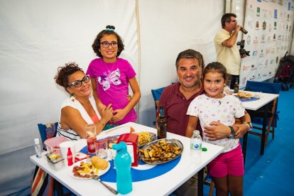 Juan y Sara junto a sus pequeñas Cayetana y Valentina.