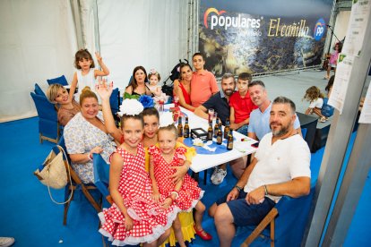 Javier, Pedro, María del Mar, Noelia, Meritxell y Vicente junto a los pequeños Lidia, Iker y Alma.